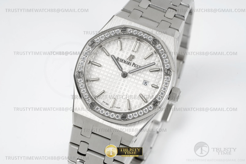 AP0737C – Royal Oak Ladies Dia 33mm SS/SS White 8F Quartz