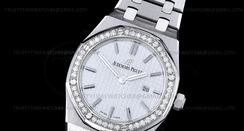 AP0823B – Royal Oak Ladies 67651ST 33mm Dia SS/SS White JJF Qtz